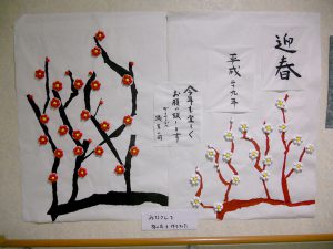 お正月らしく「くるくるアート」で梅の花を作りました。