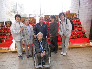 正面玄関の壇飾りの前で