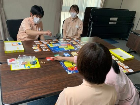 災害時に想定される事象や必要物品の書かれたカードを使います