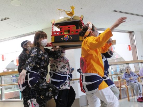 職員による神輿の披露