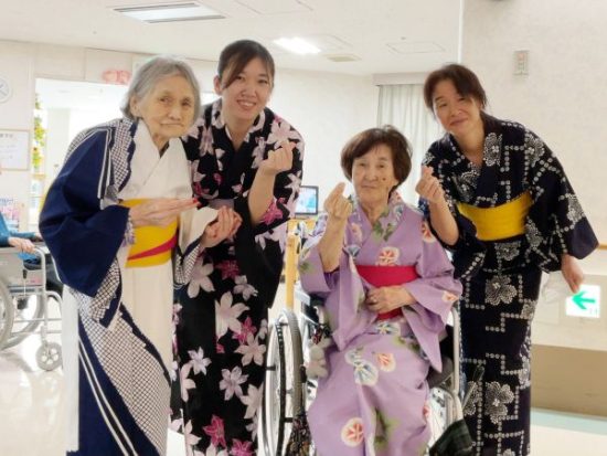 職員もご入居者と共に浴衣を着て、お祭り気分を楽しみました♪