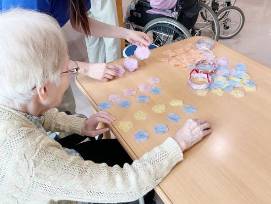悩みながらお花の色を選ばれています